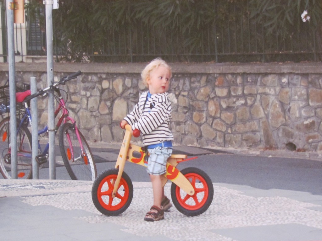 自転車の幼児